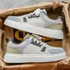 Zapatos de hombre primavera 2026 nuevos versátiles de moda zapatillas deportivas casuales para hombre zapatos blancos de moda con un toque de alta gama marca de moda
