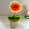 Nova planta de girassol artificial em vaso com rostinho sorridente feito à mão em crochê de lã flor artificial decoração de mesa para professor presente de tricô