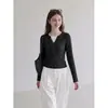 Camiseta Chic Estilo Coreano Color Block Falsa Duas Peças Botão Gola Redonda Feminina Outono 2026 Design Emagrecedor Senso de Design Manga Longa