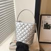 Bolsa Pequeña de Bordado de Diamantes para Mujer 2026 Nueva Tendencia de Verano Versátil Cadena Bolso Cruzado Bolso Cubo