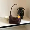 Bolso tejido bajo el brazo para mujer, nuevo modelo 2026, bolso de hombro y cruzado con un toque de alta gama, bolso de media luna versátil con un diseño único
