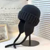 Invierno tipo coreano que muestra la cara pequeño sombrero Lei Feng sombrero de lana de punto para mujer invierno gorro de vuelo para ciclismo con cordones cálido gorro protector de orejas