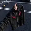 Jaqueta masculina em couro PU color block preto e vermelho, estilo high-street de outono, cool e ousada, com gola alta, design de jaqueta de motociclista e silhueta quadrada, estilo flight jacket.