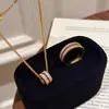 Livro da Chapeuzinho Vermelho Novo Estilo Chinês Luxo Leve Brilhante Rosa Vibrante Tesouro Pai Diamante Pai Luton Pingente Colar Elegante de Alta Qualidade para Mulheres