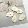 Botões Irregulares de Resina de 25mm em Design de Concha Falsa, Botões Decorativos Bege para Casacos e Suéteres