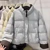 Casaco de algodão com gola alta em cor contrastante para mulheres, estilo curto para o inverno, novo modelo popular de 2026, jaqueta fashion espessa para mulheres baixinhas