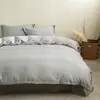 Modelo Nuevo 2026 Juego de Cuatro Piezas 100% Algodón Teñido en Hilo Algodón Lavado con Patrón de Rayas Finas, Estilo Artístico Simple, Borde Festoneado, Ropa de Cama para Casa de Huéspedes