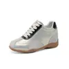 Nueva colección de otoño 2026 para mujer: Zapatos deportivos casuales de suela blanda, estilo retro, con un ligero tacón para mujeres menudas, diseñados para looks inspirados en el ballet