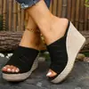 Sandalias de cuña de punto perforadas minimalistas europeas y americanas con empeines tejidos transpirables, suelas gruesas que aumentan la altura, adecuadas para vacaciones, sandalias de mujer de comercio exterior
