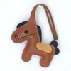 Pingente de Pônei em Couro Pu Huayang Versátil para Bolsa Chaveiro de Carro Fofo Tendência Acessório para Roupas Calças