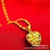Colar de Coração Dourado Areia de Novo Estilo com Desbotamento Lento, Simples e Versátil, Colar de Luxo Leve de Alta Qualidade com Pingente Personalizado Vazado