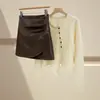 Falda irregular de piel sintética marrón para mujer, estilo otoño e invierno, combinada con botas, talla grande, estilo Miu, minifalda de línea A ajustada a la cadera