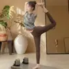 Roupas de Yoga Femininas Novas de Alta Qualidade Malha Roupas de Treino Pilates Falso Duas Peças Estampa Esportiva Manga Curta Camiseta Top