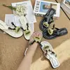 2026 Chinelos Little Monster Moda Praia Novos Sapatos com Solado Macio para Mulheres Antiderrapantes Verão Uso Externo Chinelos