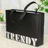 Sacola de Compras Não Tecida Revestida de Preto Bolsa de Mão para Roupas Bolsa Não Tecida de Proteção Ambiental Bolsa de Loja de Roupas Pode Ser Impressa