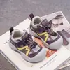 Tênis esportivos infantis, nova coleção outono 2026, tênis de corrida estilosos e antiderrapantes para meninas, sapatos casuais para caminhada ao ar livre, estilo da moda