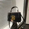 2026 Nova Tendência Europeia e Americana Retrô Feminina Casual Moda Corrente Fivela de Cadeado Texturizada Transversal Ombro Pequena Bolsa Quadrada