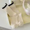 Etiqueta de tela en el talón Calcetines de longitud media Algodón puro simple Calcetines apilados para mujer Rayas de color contrastante Tendencia Estilo japonés Otoño e Invierno Absorbentes de sudor