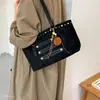 Bolso tote, bolso ligero de lujo para el commute, estilo nuevo, casual y a la moda, gran capacidad, diseño con tachuelas, bolso de un solo hombro 2026