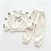 Conjunto Elegante para Niña para Otoño e Invierno 2026 Nuevo Conjunto de Dos Piezas para Bebé: Sudadera de Manga Larga con Lazo y Pantalones Casuales a Rayas