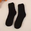 Fabricantes directos al por mayor calcetines de invierno nuevos de terciopelo de coral color liso sin lana calcetines para el suelo del hogar calcetines para dormir