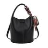 2023 Novo Padrão Litchi Bolsa de Couro Macio Feminina Popular Plissada Bolsa Balde Portátil Moda Casual Bolsa Crossbody