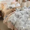Es esponjoso y muy cálido~ El juego de cama de terciopelo de leche de cuatro piezas está engrosado para el calor del invierno, y la funda de edredón de terciopelo de coral es ropa de cama Clase A