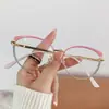 Gafas de moda ultraligeras y versátiles que cambian de color con luz azul, montura hueca simple, diseño metálico, estilo artístico de alta gama para mujer