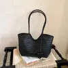 Bolsa Tote Grande Capacidade Coreana para Mulheres, Bolsa de Ombro Elegante e Versátil, Tecida em Relevo Estilo Verão Novo Bolsa de Ombro Grande