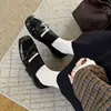 Outono 2026 Novos Sapatos Mary Janes Quadrados Retrô com Retalhos para Mulheres Estilo Britânico Solado Grosso Aumenta Altura Versátil Sapatos de Couro Macio