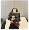 Bolso Cruzado de Hombro Único con Cadena, Estilo Coreano, Estampado de Letras, Hebilla Mini, Nuevo de Verano 2026, Elegante y Sencillo