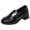 Sapatos de Couro Femininos para Dropshipping Mocassins de Couro Macio Corte Profundo Peça Única Sapatos de Duas Vias para Primavera e Outono Sapatos Pretos para Mães de Meia-Idade Sola Macia