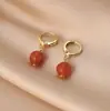 Brincos de pérola natural, um design de nicho e moderno estilo chinês, apresentando brincos longos de ágata vermelha com um toque de luxo e sofisticação, brincos de tarraxa vermelhos