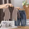 Conjunto de Primavera y Otoño para Niños 2026 Nueva Moda Casual Chaleco Suéter Camisa Infantil Conjunto de Tres Piezas Moderno