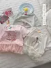 [En Stock] 26 Estilos Nuevos de Tops de Verano para Niñas con Estampado de Conejo Transpirable y Falda de Malla, Versátiles y Sencillos para Bebés