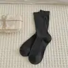 Calcetines grises oscuros de rayas verticales estilo pasarela, calcetines de media pantorrilla para mujer de otoño e invierno, calcetines holgados de algodón estilo japonés negro, calcetines largos