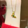 Venta al por mayor de fábrica pequeño rojo departamento material natural peligroso yang verde jade mariposa colgante s925 plata incrustado pequeño fresco trefilado