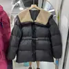 Jaqueta de inverno de alta qualidade europeia de luxo com enchimento de plumas feminina nova comprimento médio cintura apertada espessada solta gola grande de pele natural casaco