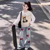 Colete infantil simples e casual com estampa de desenho animado e gola de boneca, combinado com um conjunto de calça jeans retrô e fashion