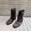 Botas femininas da moda, novo outono 2026 estilo europeu, camurça de pele de ovelha com tira de fivela, bico quadrado, sola reta, botas curtas da moda que afinam