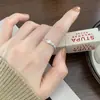 Anel Grosso de Cobre Branco com Prata para Mulheres, Luxo Leve, Sensação de Alto Padrão, Anel de Formato Irregular, Anel de Zircônia para Mulheres, Formato Irregular