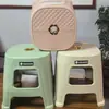 Taburete de plástico engrosado para uso doméstico, taburete alto para mesa de comedor, apilable y antideslizante, adecuado para sala de estar, banco para adultos, venta al por mayor con impresión de logotipo