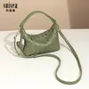 Bolsa de Palha Trançada Artesanal da Moda Estilo Estrangeiro Versátil 25 Primavera e Verão Simples Moda Artística Pequena Fresca Bolsa de Ombro/Axila