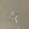 Anel Clássico Berlin de Quatro Garras Carta de Amor para Mulheres, Luxo Leve Oito Corações e Oito Flechas Cor D, Design de Nicho com um Toque de Alto Padrão, Estilo Xiaohongshu