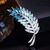 Broche de pena de cristal degradê, toque de luxo leve e de alta qualidade, alfinete de terno requintado e versátil, acessório de vestido de nicho