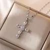 Colar Feminino Colorido Zircônia Joias Design de Nicho Pingente Cruz Completo em Diamante Colar Corrente de Clavícula em Aço Inoxidável