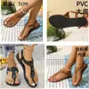 Suministro directo de fábrica de sandalias de chancla vintage para mujer, sandalias planas de playa con tachuelas y suela blanda, stock de verano disponible para venta al por mayor