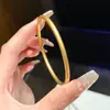 Estilo boutique de oro, pulsera tradicional chapada en oro, una pieza de joyería ligera y versátil para el uso diario, con un diseño de banda sólida y lisa, disponible para venta al por mayor
