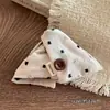 Pinza para el Cabello Triangular con Garra de Metal Bordado en Tela Hecho a Mano al por Mayor Estilo Retro con Botón de Puntos Lunares Estilo Coreano Accesorios Versátiles para el Cabello Yiwu