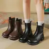 Botines Martin cortos de cuero suave para mujer, nuevo estilo de invierno 2026, forrados de felpa para abrigar, punta redonda, tacón medio, cómodos botines cortos de cuero suave